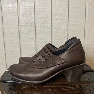 Naot Precious Brown Shimmer leather shoes, size 40. Small flaw, see description